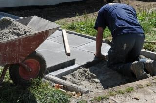 Frequent kneeling is a common cause of prepatellar bursitis, and nowadays, Housemaids Knee is more likely to affect tradesmen or gardeners than housewives Frequent kneeling is a common cause of prepatellar bursitis, and nowadays, Housemaids Knee is more likely to affect tradesmen or gardeners than housewives