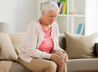 Stiff Knee: Causes, Symptoms & Treatment